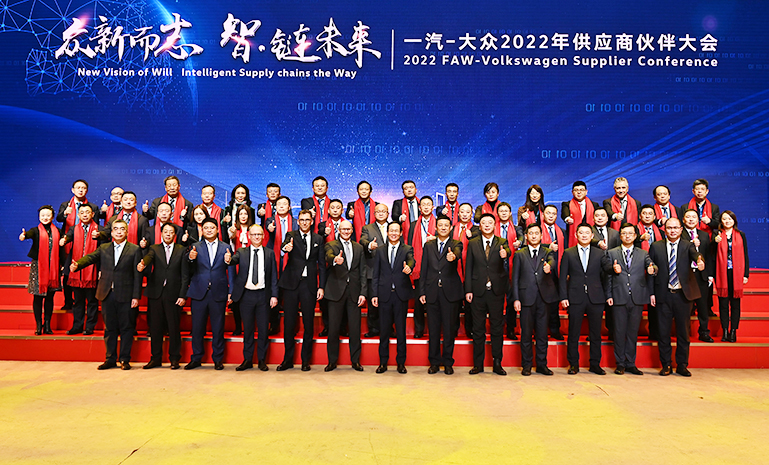 1671153970637558C29E.jpg 大合影 官网使用.jpg