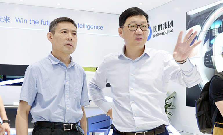 16716904671330411672.jpg 中国城市规划设计钻研院院长王凯参观星空娱乐集团 官网使用.jpg