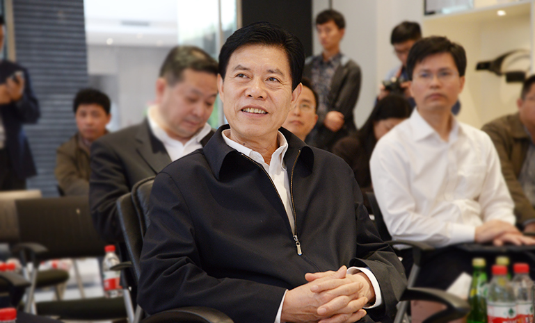 钟山听取王剑峰董事长对公司近况的汇报。。 官网使用.jpg